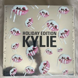 Exclusive Kylie Cosmetics Holiday Edition Bundle